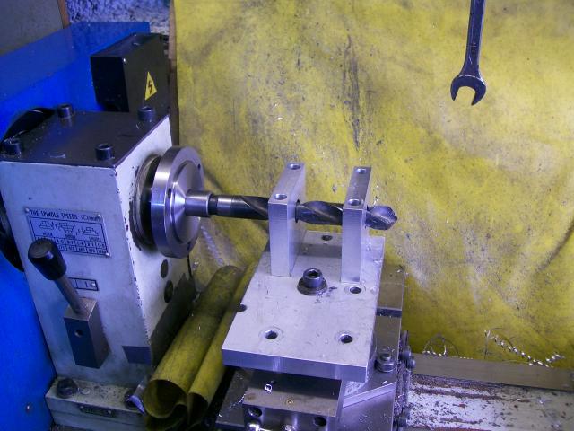 A metalworking lathe with spindle and bed/carriage, showcasing key components and functionality.