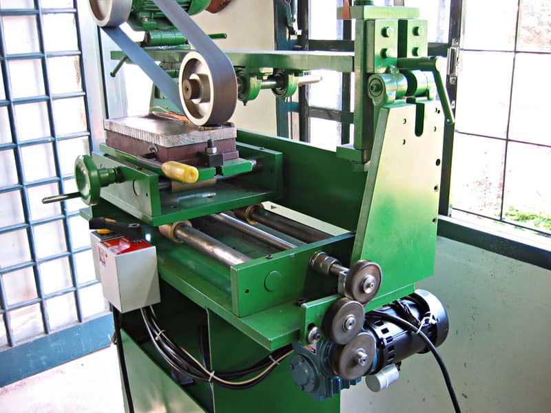 A green metalworking machine for grinding and shaping knives or blades