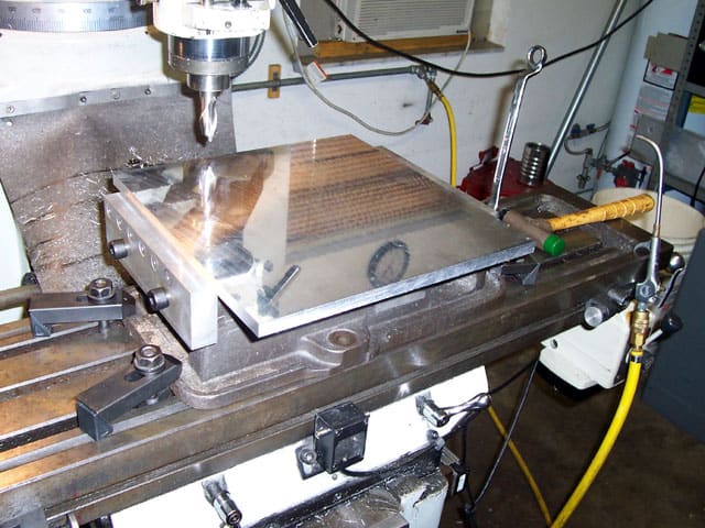 Metal milling machine with outside jaw vise.