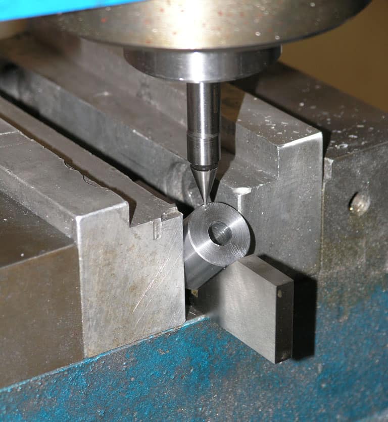Metalworking lathe or milling machine tooling system with cylindrical shaft and pointed tip.