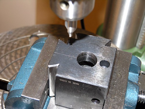 Metalworking tool with cylindrical drill bit.