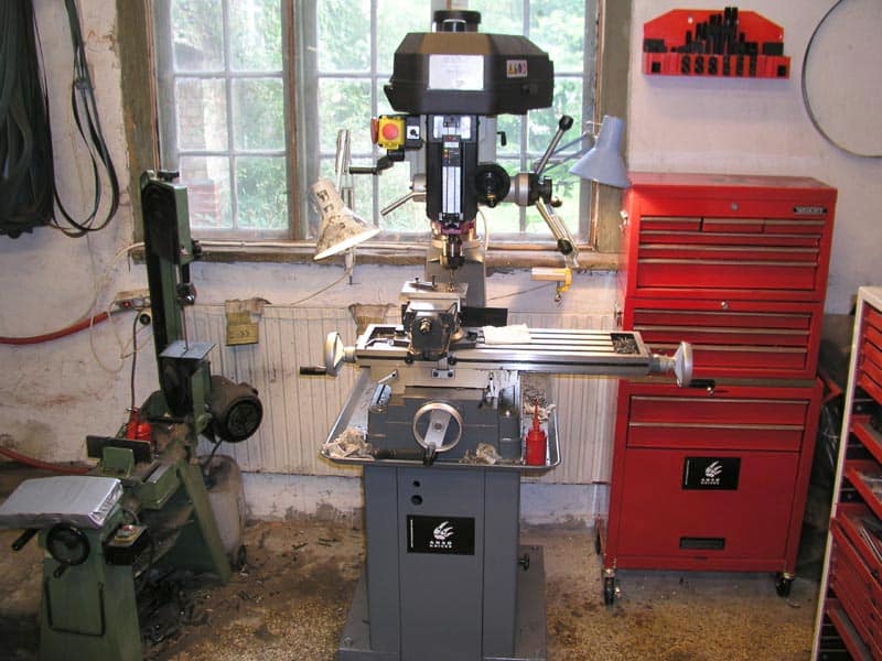 Well-equipped workshop with machinery and tools.